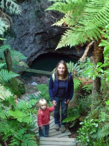 Sabah et Carole sortant de la grotte sacree de Ruatapu
